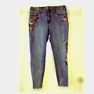 Embroidered Denim Cropped pants